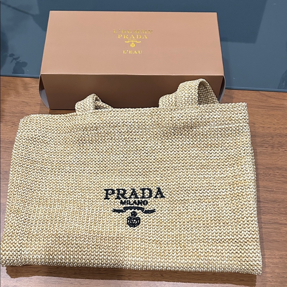 Prada - Picture 2 of 5